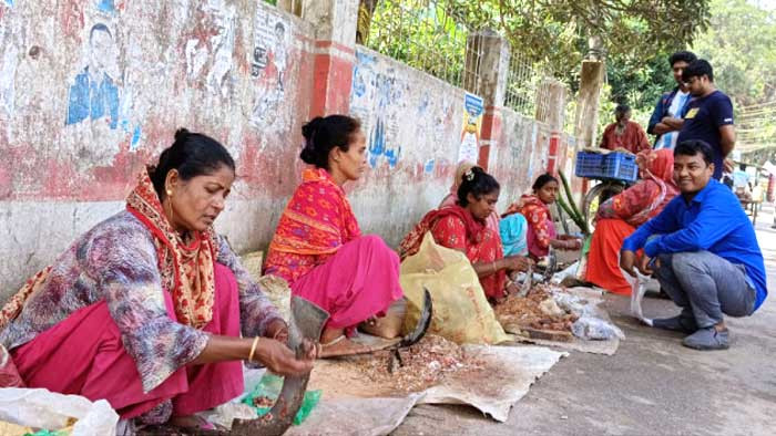 ঝিনাইদহে ৬ নারীর মাছ কুটে করছে জীবিকা নির্বাহ