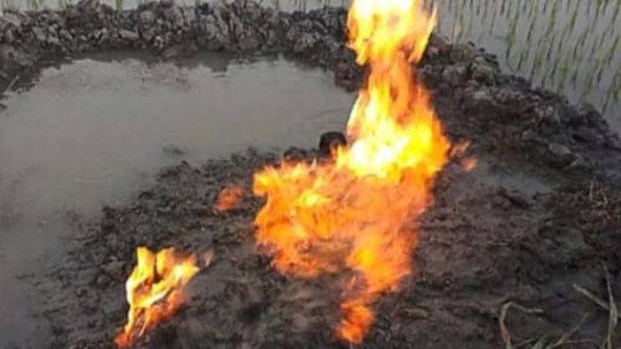 সাতক্ষীরায় সেচ নলকূপ থেকে উঠছে গ্যাস