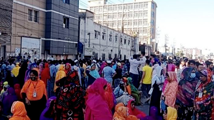 গাজীপুরে বকেয়া বেতনের দাবিতে ২ মহাসড়ক অবরোধ