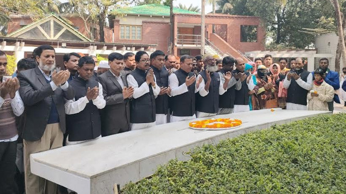 টুঙ্গিপাড়ায় বঙ্গবন্ধুর সমাধিতে বেসরকারি প্রাথমিক শিক্ষক মহাজোট কেন্দ্রীয় কমিটির শ্রদ্ধা
