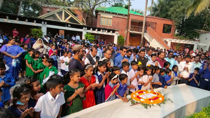 টুঙ্গিপাড়ায় বঙ্গবন্ধুর সমাধিতে কুইজ প্রতিযোগিতায় শিশুদের মিলন মেলা