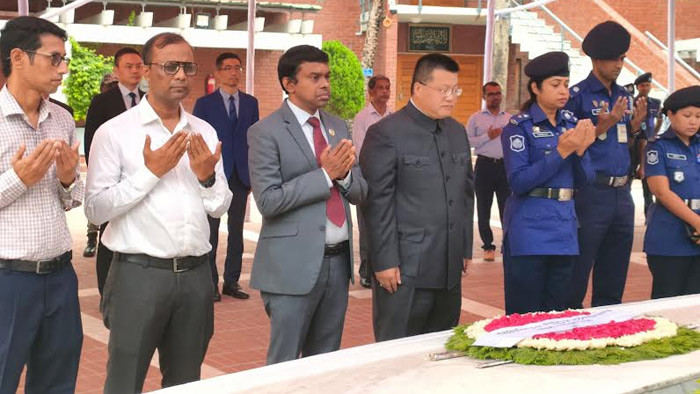 টুঙ্গিপাড়ায় বঙ্গবন্ধুর সমাধিতে ঢাকায় নিযুক্ত চীনের রাষ্ট্রদূতের শ্রদ্ধা