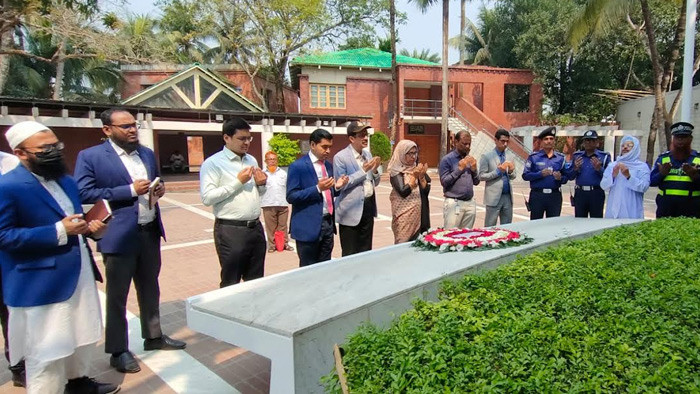টুঙ্গিপাড়ায় বঙ্গবন্ধুর সমাধিতে দুদকের সচিব খোরশেদা ইয়াসমীনের শ্রদ্ধা