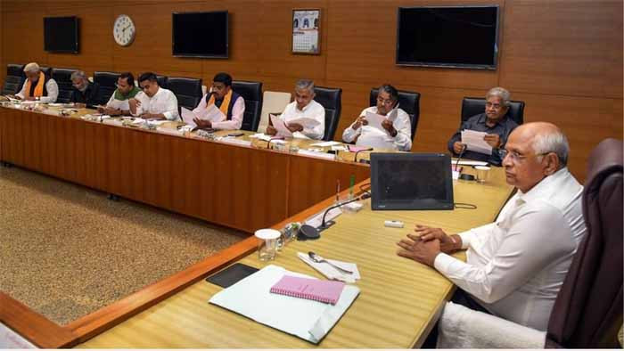 এবার একযোগে পদত্যাগ করলেন গুজরাটের সব মন্ত্রী