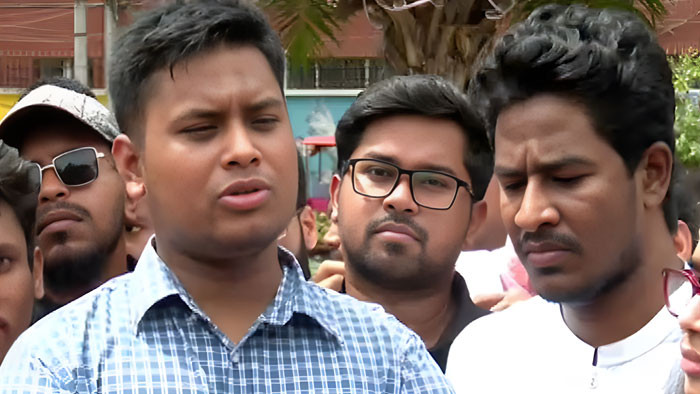 সংকট উত্তরণে সামগ্রিক প্রচেষ্টা অব্যাহত রয়েছে- হাসনাত আবদুল্লাহ