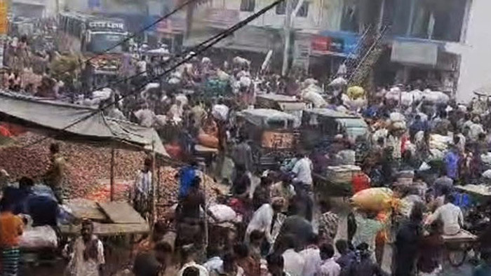 মহাসড়কে বিপজ্জনক পুঠিয়ার বানেশ্বর হাট; বাড়ছে যানজট ও দুর্ঘটনা