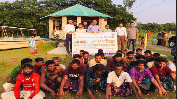 নোয়াখালীতে ২৭ জেলেকে অর্থদন্ড