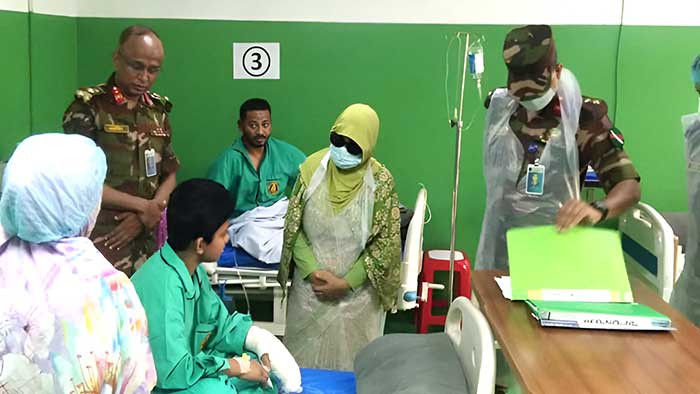 সিএমএইচে মাইলস্টোন বিমান দুর্ঘটনায় আহতদের চিকিৎসা কার্যক্রম পরিদর্শন করেন স্বাস্থ্য উপদেষ্টা