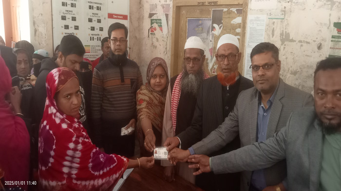 পাইকগাছার চাঁদখালীতে টিসিবির স্মার্ট ফ্যামিলি কার্ড বিতরণ