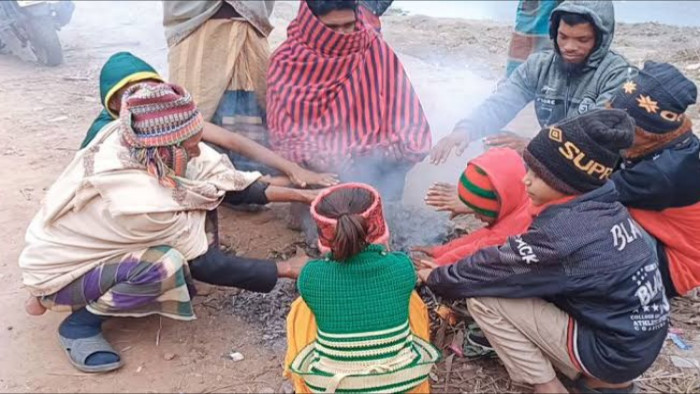 পাইকগাছায় শীতের তীব্রতায় বাড়ছে দুর্ভোগ ও রোগ-বালাই