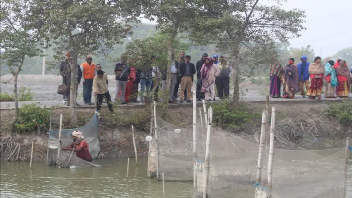 পাইকগাছার লতায় তারুণ্যের উৎসবে অবৈধ নেটপাটা ও জাল উচ্ছেদ