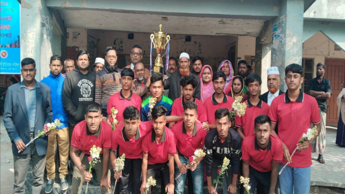 পাইকগাছায় তারুণ্যের উৎসব ফুটবলে চ্যাম্পিয়ন চাঁদখালী ইউনিয়ন একাদশকে সংবর্ধনা