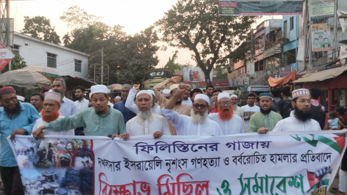ফিলিস্তিনে গণহত্যার প্রতিবাদে ও ইসরায়েলি পণ্য বর্জনের দাবিতে রাজাপুরে বিক্ষোভ