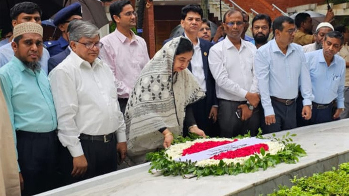 জাতির পিতার সমাধিতে শিল্প মন্ত্রণালয়ের সিনিয়র সচিবের শ্রদ্ধা