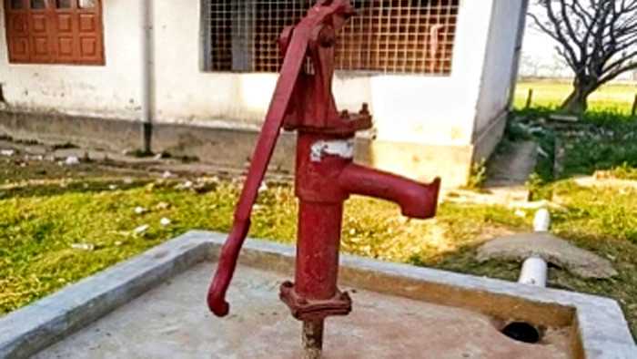 ঝালকাঠিতে পানি উঠছে না অধিকাংশ নলকূপে