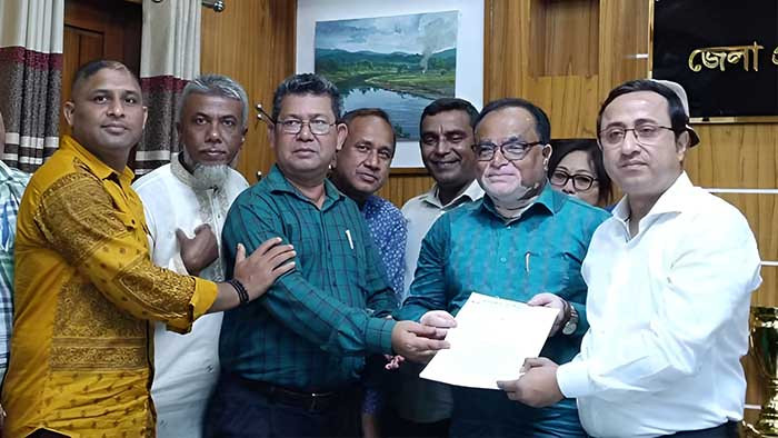 সাংবাদিকদের নিরাপত্তা নিশ্চিতের দাবিতে খাগড়াছড়িতে মানববন্ধন ও কর্মবিরতি