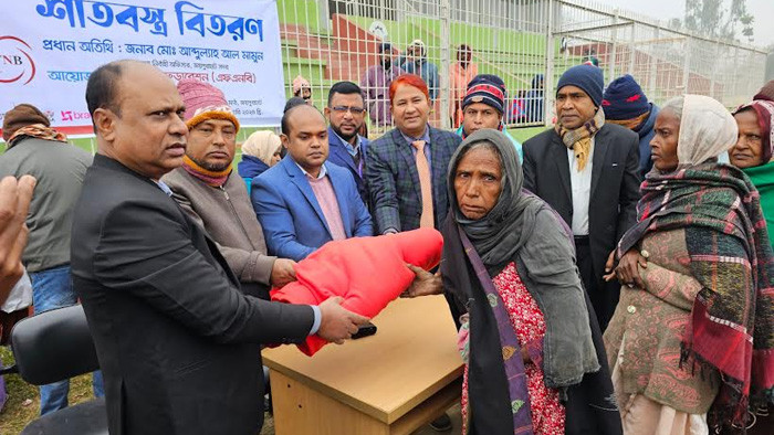 জয়পুরহাটে এফএনবির পক্ষ থেকে ৫০০ জন অসহায় মানুষের মাঝে কম্বল বিতরণ
