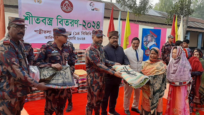 জয়পুরহাটে ১৪ বিজিবির উদ্যোগে শীতবস্ত্র বিতরণ