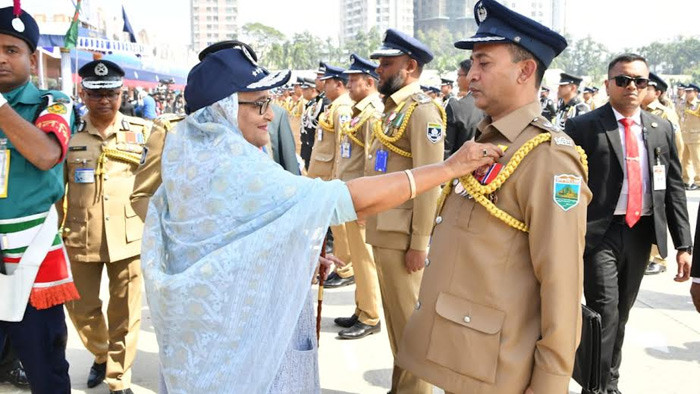 বিপিএম পদক পেলেন জয়পুরহাট পুলিশ সুপার নূরে আলম
