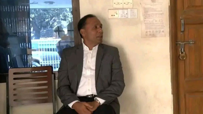 ভূমি অফিসে এসে তালাবদ্ধ দেখলেন প্রতিমন্ত্রী