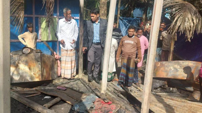 লক্ষ্মীপুরে অগ্নিকাণ্ডে ক্ষতিগ্রস্ত পরিবারের খোঁজ নিল উপজেলা প্রশাসন