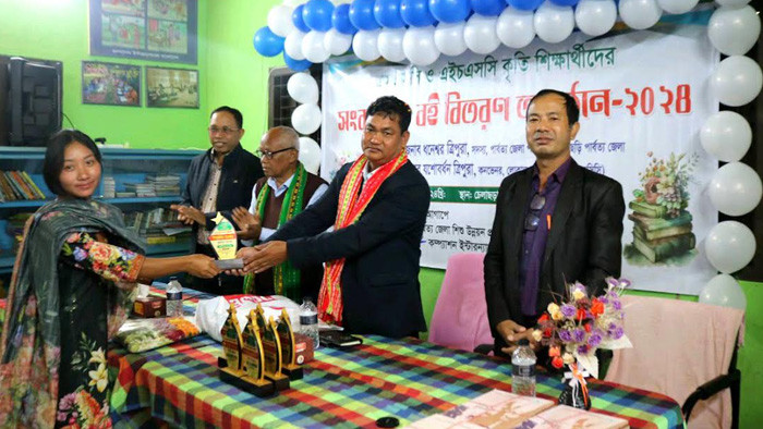 খাগড়াছড়িতে এসএসসি ও এইচএসসি কৃতি শিক্ষার্থীদের সংবর্ধনা ও পাঠ্যবই বিতরণ