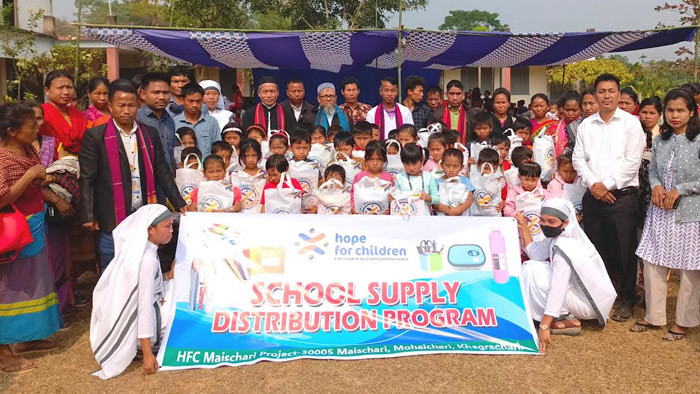 মহালছড়ির মাইসছড়িতে ‘হোপ ফর চিলড্রেন' এর উদ্যোগে শিক্ষা উপকরণ বিতরণ