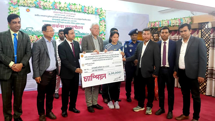 খাগড়াছড়ি বালিকা ফুটবল দল বিভাগীয় পর্যায়ে চ্যাম্পিয়নে পুরস্কার প্রদান