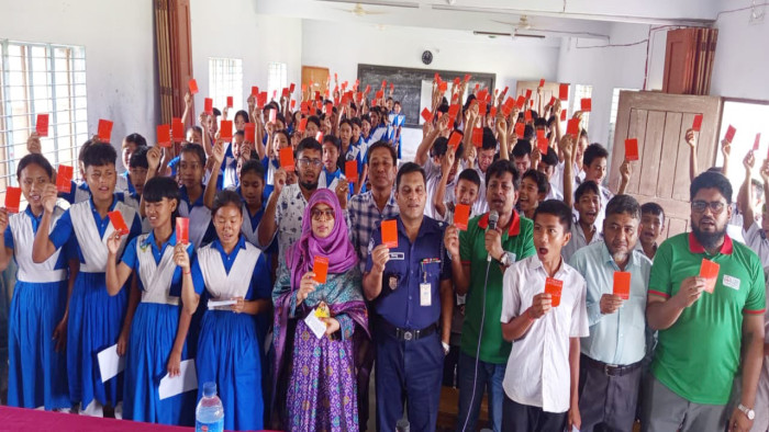 খাগড়াছড়িতে মাদক ও স্মার্টফোন আসক্তির বিরুদ্ধে শিক্ষার্থীদের লাল কার্ড