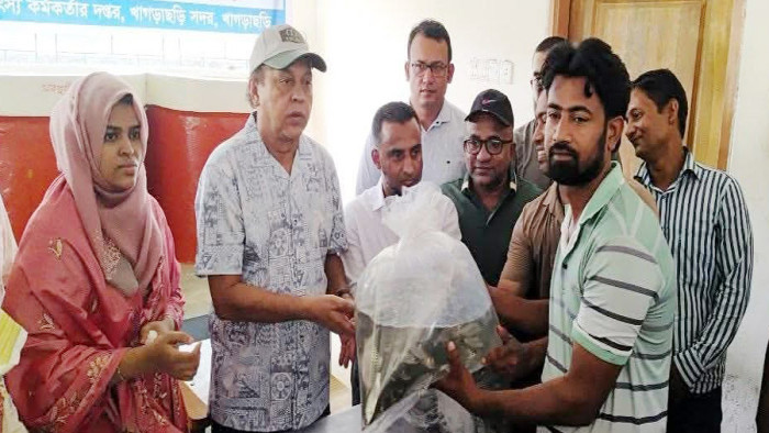 খাগড়াছড়িতে সরকারি-বেসরকারি জলাশয়ে পোনা মাছ অবমুক্ত খাগড়াছড়িতে সরকারি-বেসরকারি জলাশয়ে পোনা মাছ অবমুক্ত