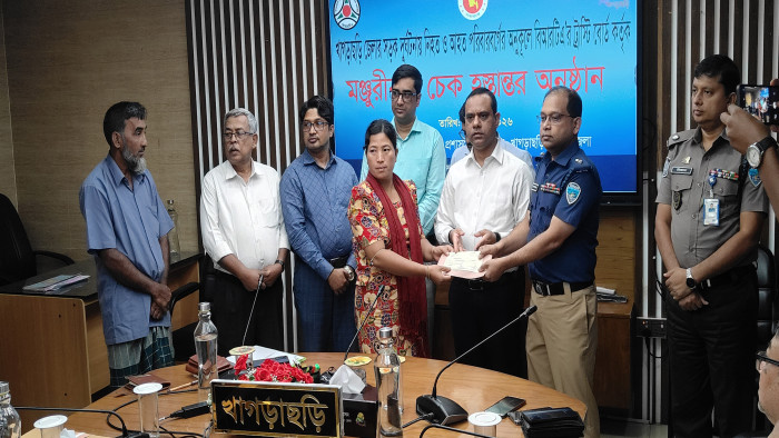 খাগড়াছড়িতে সড়ক দুর্ঘটনায় নিহত ও আহত ২০ পরিবারকে ৬৮ লাখ টাকার চেক হস্তান্তর