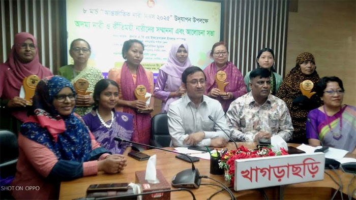আন্তর্জাতিক নারী দিবস উদযাপনে খাগড়াছড়িতে অদম্য নারী ও কীর্তিময়ী নারীদের সম্মাননা প্রদান