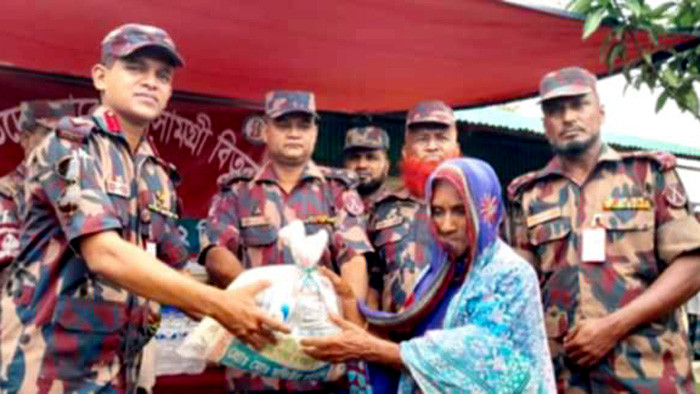 কুড়িগ্রাম ব্যাটালিয়ন (২২ বিজিবি) এর সার্বিক ব্যবস্থাপনায় ত্রাণ সামগ্রী বিতরণ