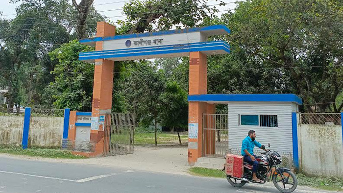 কালীগঞ্জে গৃহবধূর ঝুলন্ত মরদেহ উদ্ধার, পরিবারের দাবি হত্যা