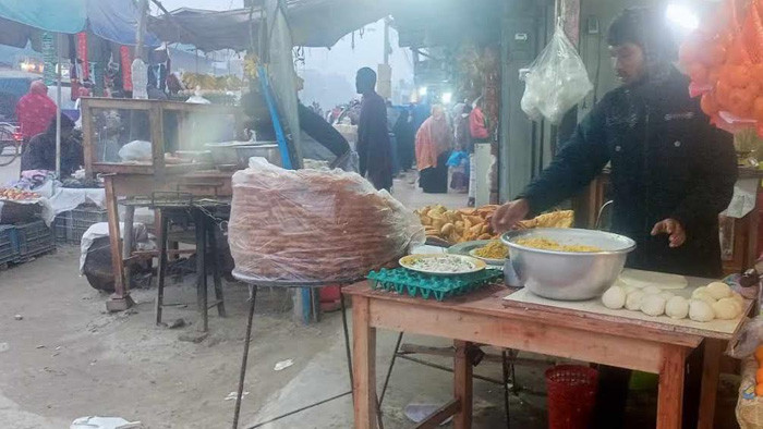 লালপুরে অবৈধভাবে ফুটপাত দখল করে রেখেছেন বিভিন্ন ব্যবসায়ী, দুর্ভোগে পথচারী