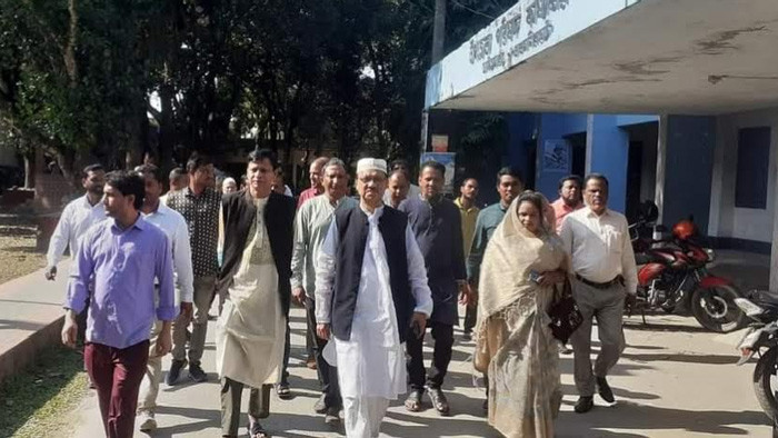 প্রকাশ্য দ্বন্দ্বে সমাজকল্যাণ মন্ত্রী ও তার ছোট ভাই