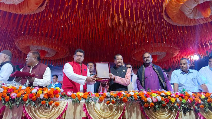 লালমনিরহাট-২ আসনের তিন বারের নির্বাচিত সংসদ সদস্য নুরুজ্জামান আহমেদকে সংবর্ধনা