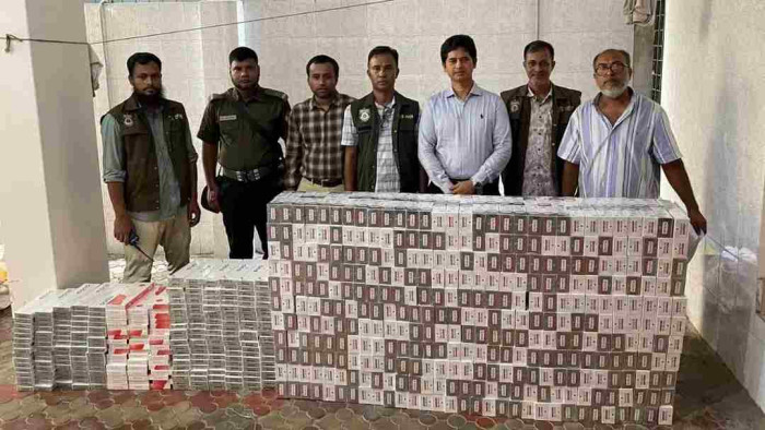 আবাসিক ভবনের গোপন গোডাউন থেকে ৩ লাখ ১৬ হাজার সিগারেট জব্দ