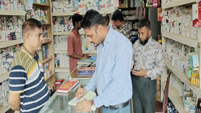 মাটিরাঙ্গায় দুই ফার্মেসিকে ৭ হাজার টাকা জরিমানা
