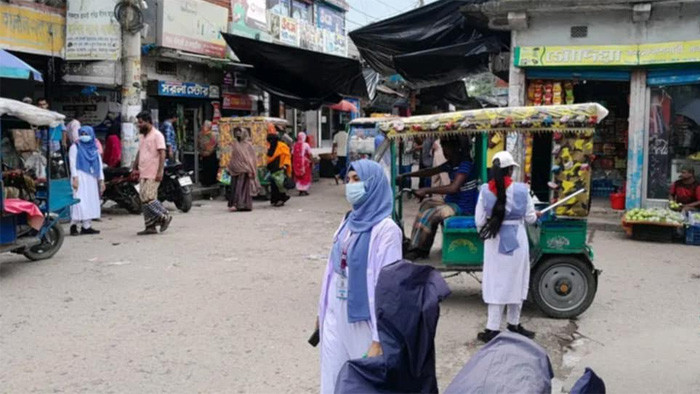 মির্জাপুরে বেশকিছু শিক্ষার্থী ট্র্যাফিক ব্যবস্থাপনায় ভূমিকা রাখছেন