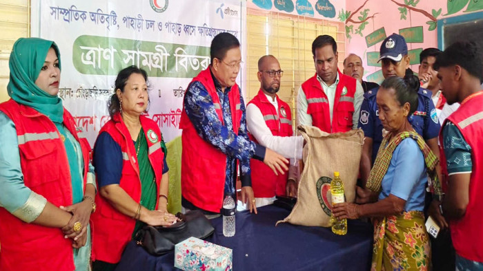 মহালছড়িতে বন্যায় ক্ষতিগ্রস্ত ৫০ পরিবারকে রেড ক্রিসেন্টের ত্রাণ সহায়তা