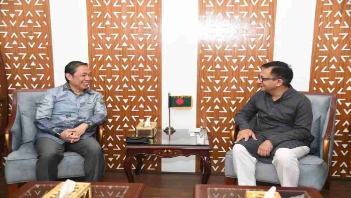 ইন্দোনেশিয়ায় ওষুধ-তৈরি পোশাকের বাজার বাড়াতে চান বাণিজ্যমন্ত্রী ইন্দোনেশিয়ায় ওষুধ-তৈরি পোশাকের বাজার বাড়াতে চান বাণিজ্যমন্ত্রী