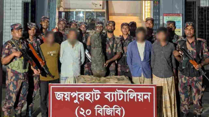 জয়পুরহাটে কষ্টিপাথরের মূর্তি উদ্ধার, গ্রেফতার ৪