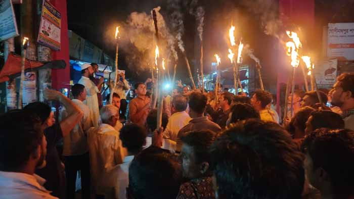মনোনয়ন বঞ্চিত গোলাম মোস্তফার সমর্থকদের টানা চতুর্থ দিনের মশাল মিছিল