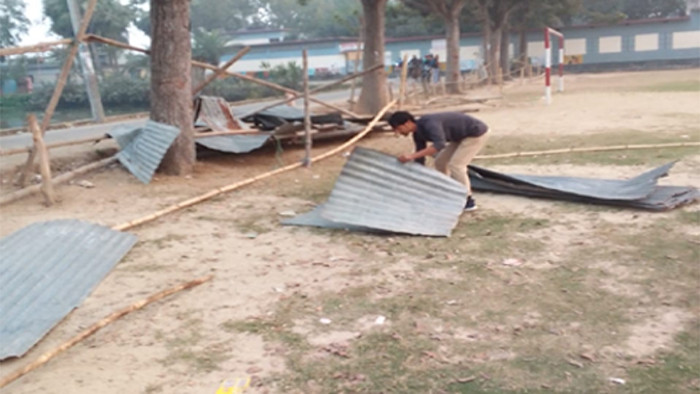 আক্কেলপুরে নারী দলের ফুটবল ম্যাচের খেলা বন্ধ