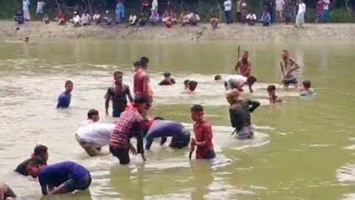 লক্ষ্মীপুরে জনগণই ভুলুয়া নদীর অবৈধ বাঁধ অপসারণে নামলো