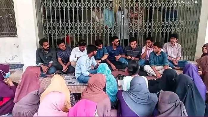 নজরুল বিশ্ববিদ্যালয়ে শিক্ষকের বহিষ্কার চেয়ে আন্দোলন গড়াল তৃতীয় দিনে