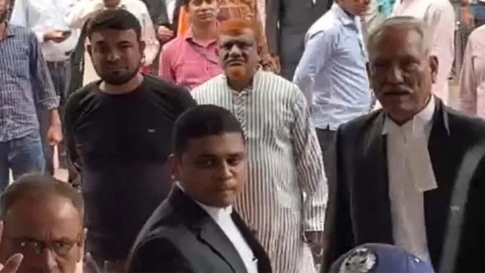 ব্যারিস্টার শাহজাহান ওমরকে সুপ্রিম কোর্টে ধাওয়া