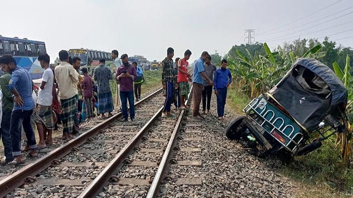 কুমিল্লায় ট্রেনের ধাক্কায় অটোরিকশার ৫ যাত্রী নিহত