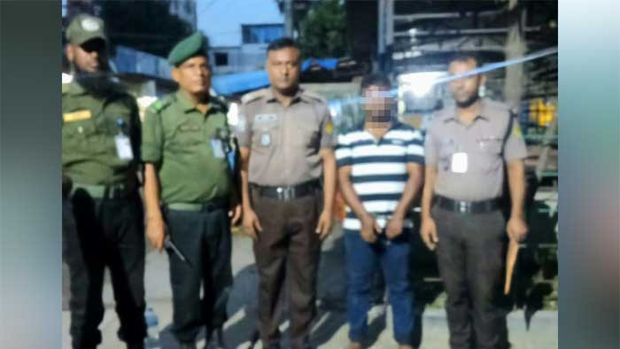 আনসারের তৎপরতায় দালাল আটক